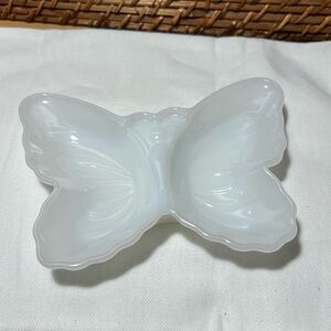 Avon Milk Glass Trinket butterfly dish in EUC no chips or cracks